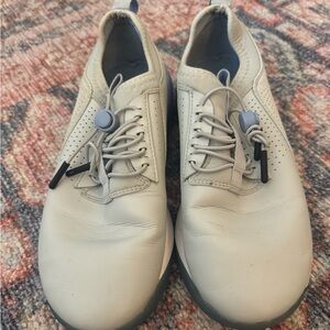 CLOVE NURSING SNEAKERS
